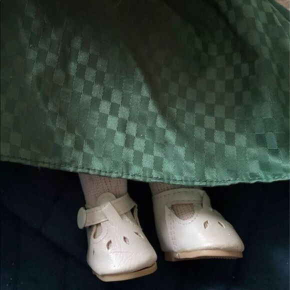 Porcelain Victorian Doll with green and brown dress, including shoes - Picture 10 of 10